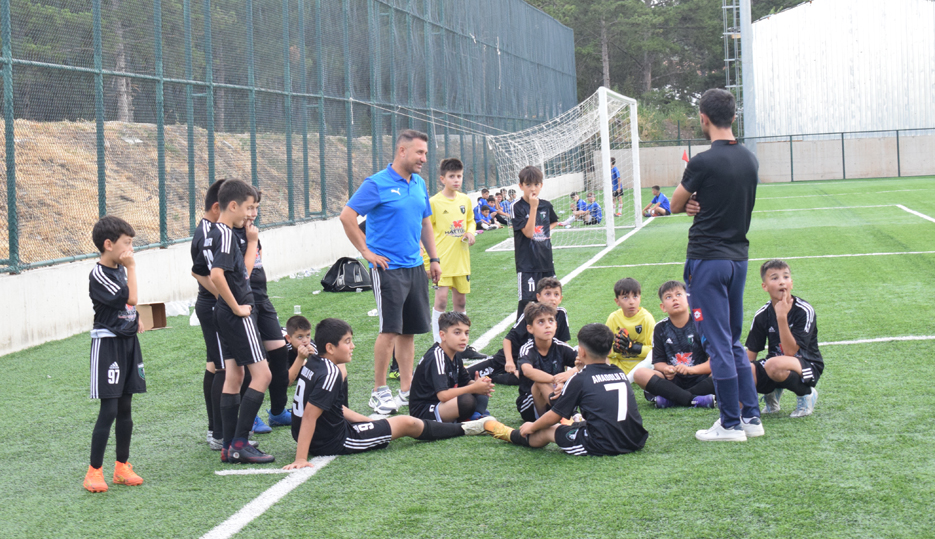 Yaşanan Kargaşada Korkuyla Saha Kenarına Giden Minik Futbolcular..