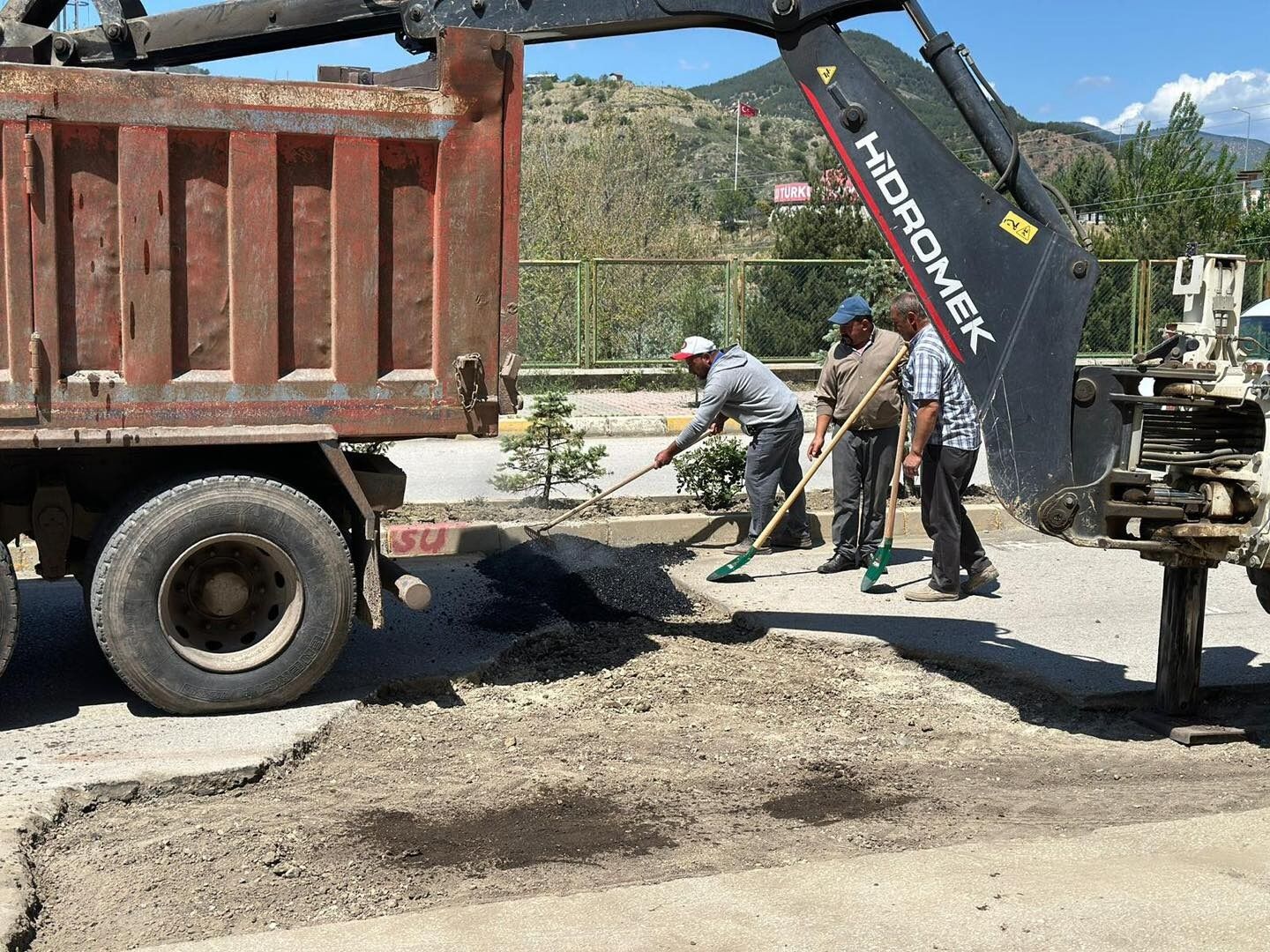 İskilip Belediyesi ekipleri asfalt onarımlarına başladı