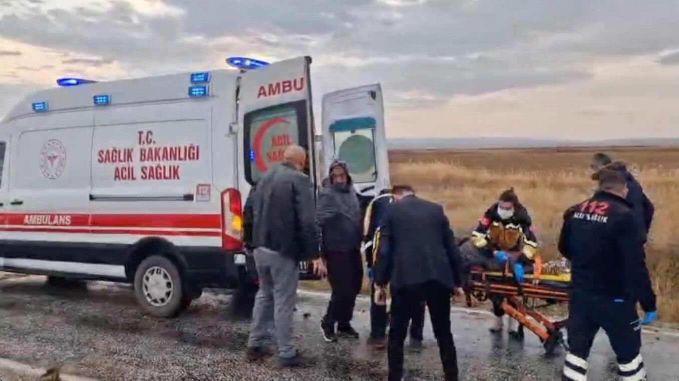 Kontrolden çıkan minibüs tarlaya devrildi: 3 yaralı