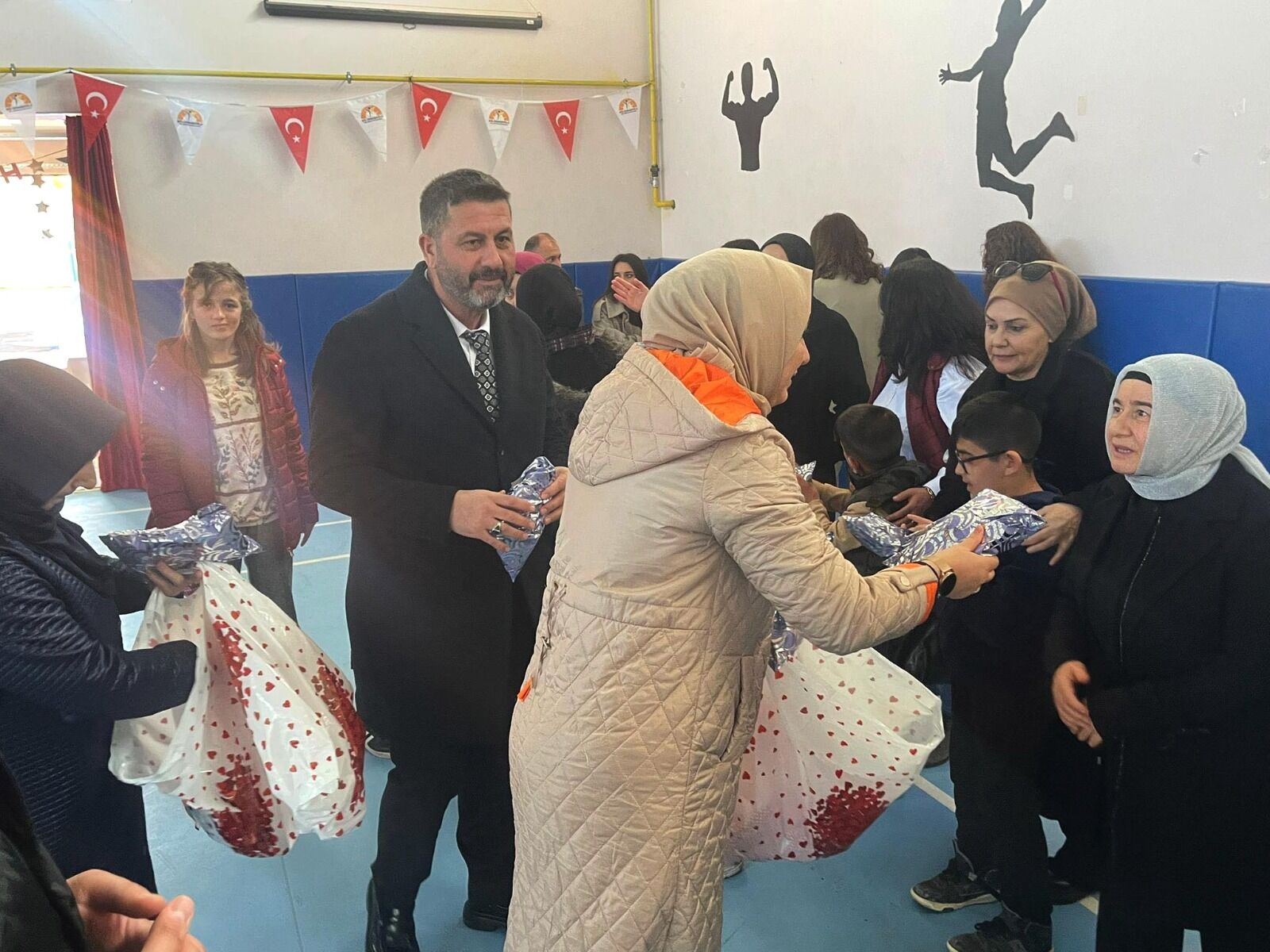 Nuh Aluç’tan özel  öğrencilere hediye
