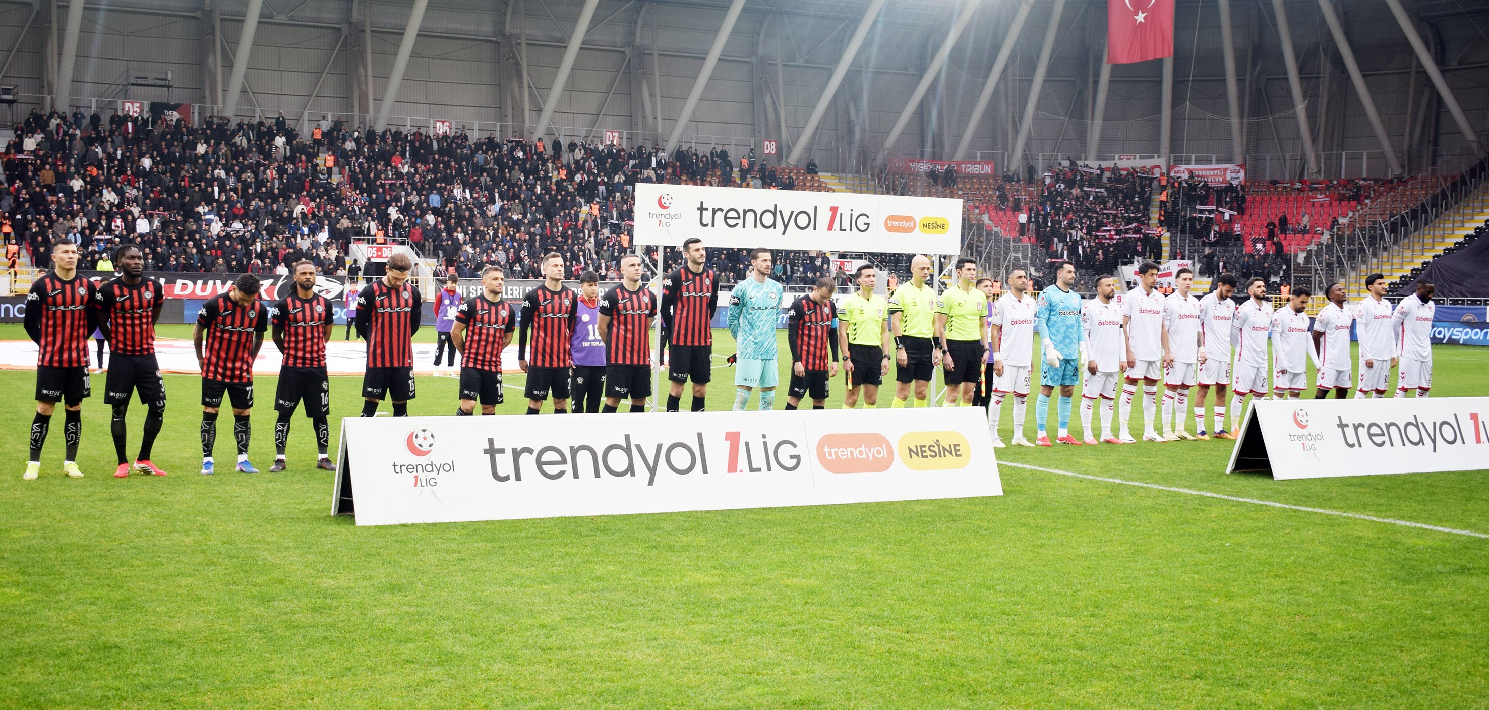 Okul saldırısında  hayatını kaybedenler için saygı duruşu