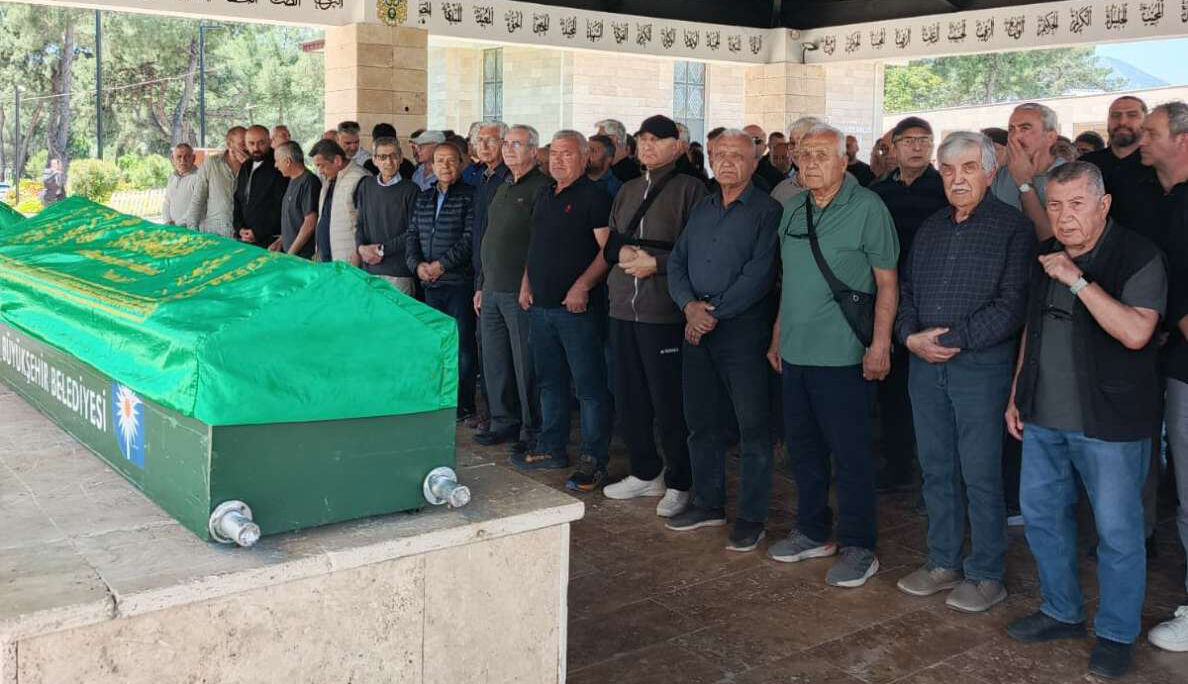 İsmet Tandoğan’ın cenazesi Antalya’da toprağa verildi