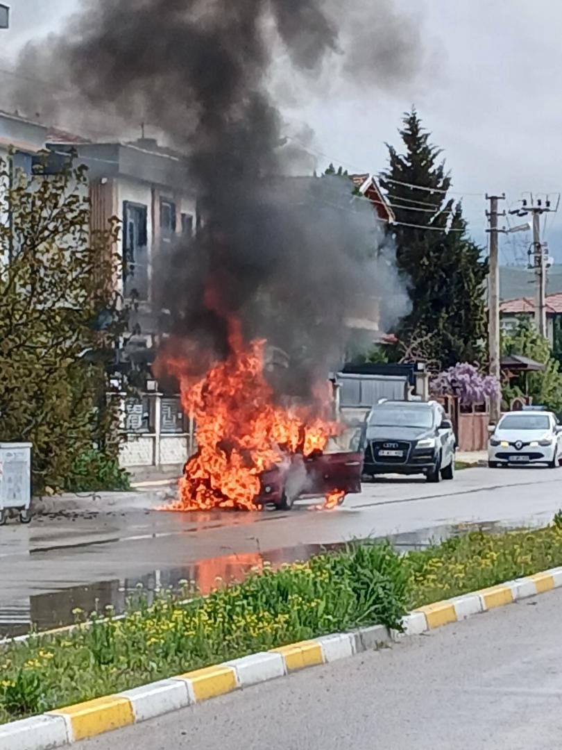 Seyir halindeki araç küle döndü