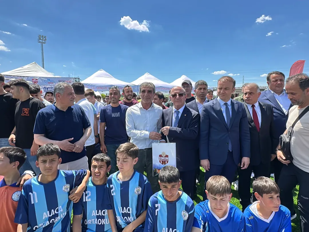 Alaca Şehir Stadyumu Yenilenen Yüzüyle Hizmete Açıldıalacada Yenileme Çalışmaları Tamamlanan Ş (1)