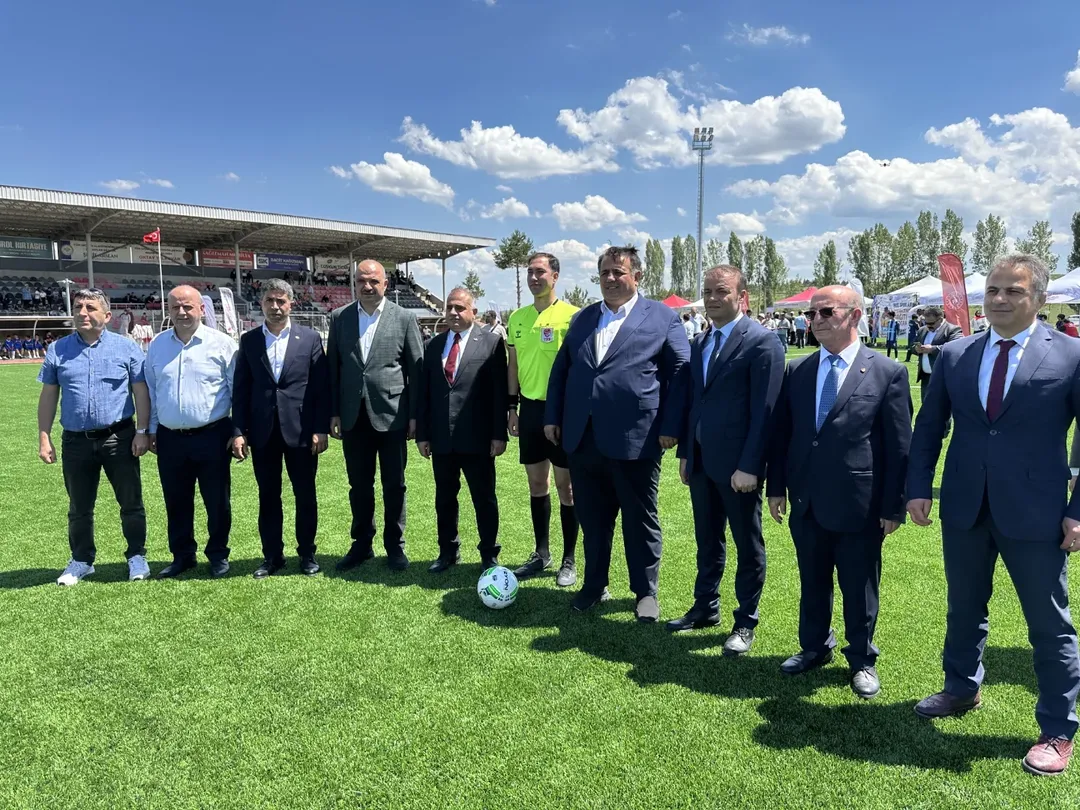 Alaca Şehir Stadyumu Yenilenen Yüzüyle Hizmete Açıldıalacada Yenileme Çalışmaları Tamamlanan Ş