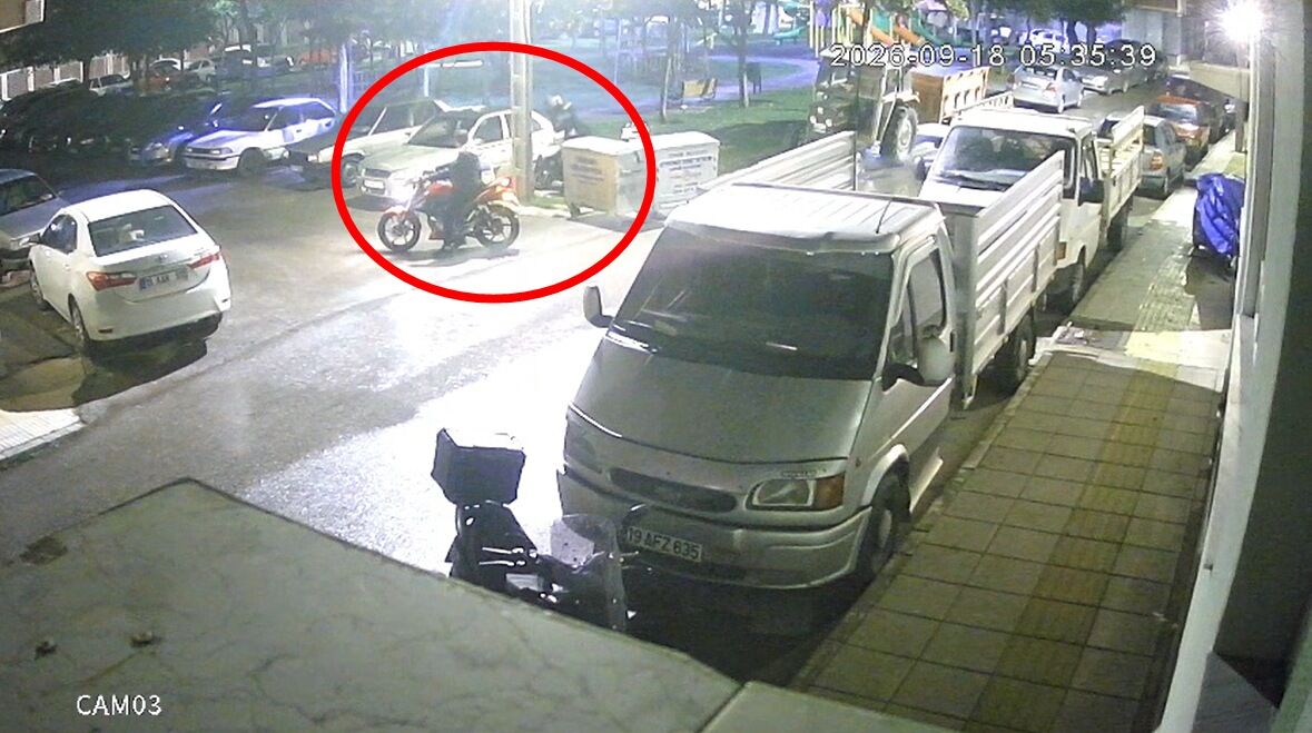 Park halindeki motosikletin kaskını böyle çaldılar
