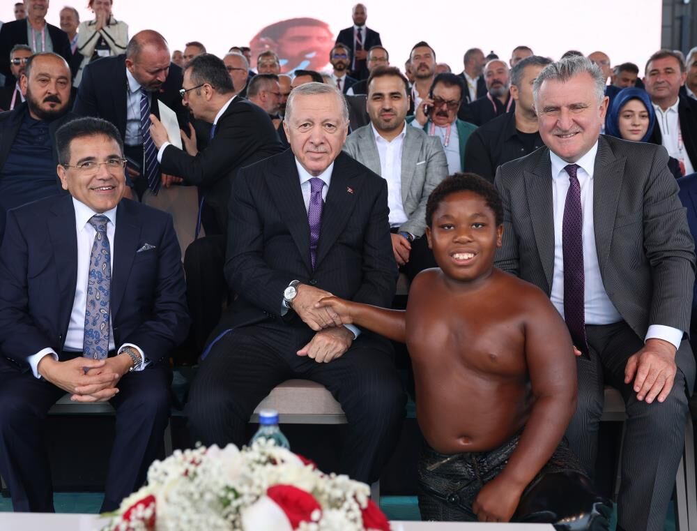 Cumhurbaşkanı Erdoğan'ın sohbet ettiği Tanzanyalı minik güreşçi Çorum'da er meydanına çıktı