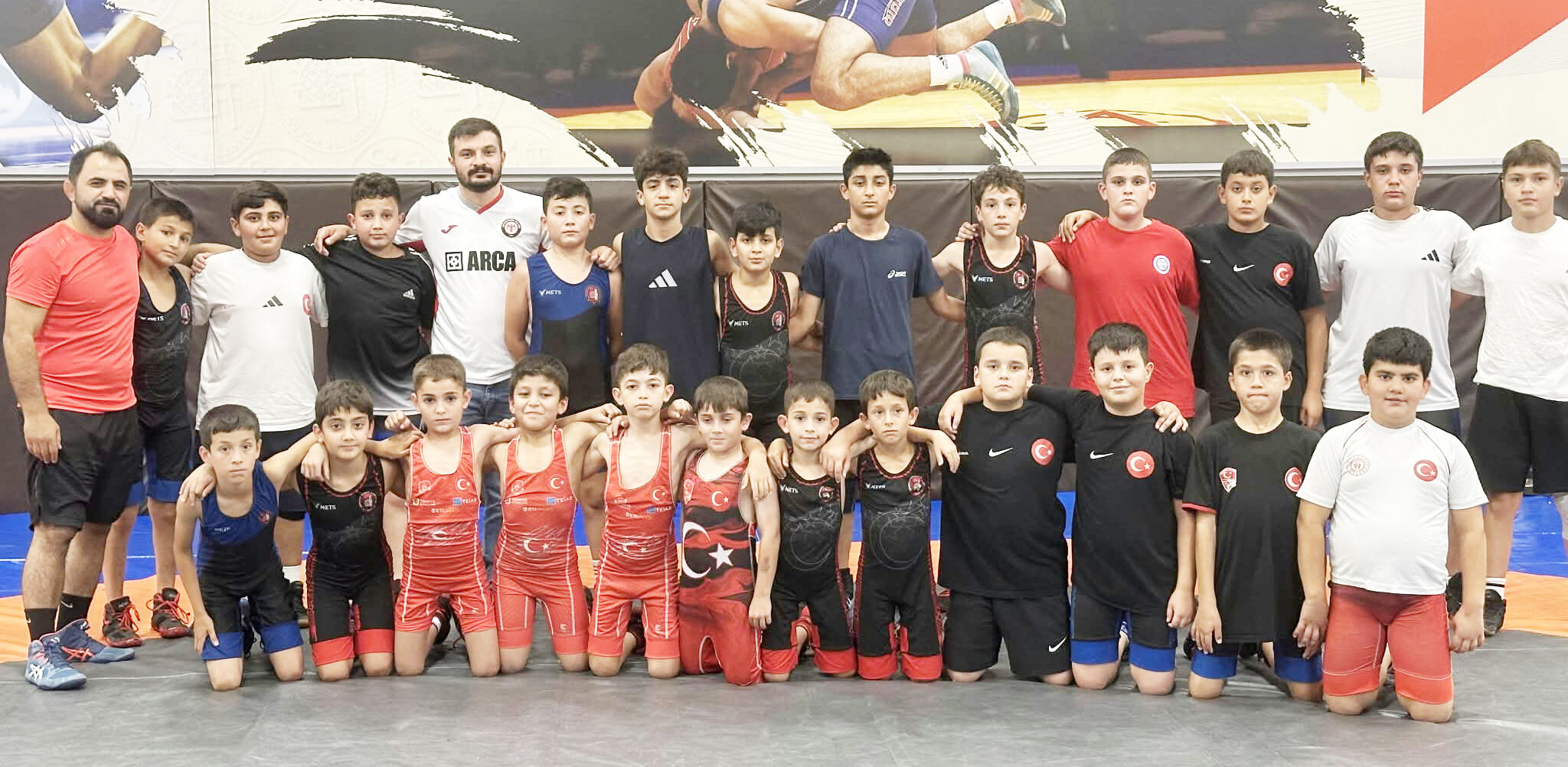 Arıcı’dan minik pehlivanlara  moral ziyareti