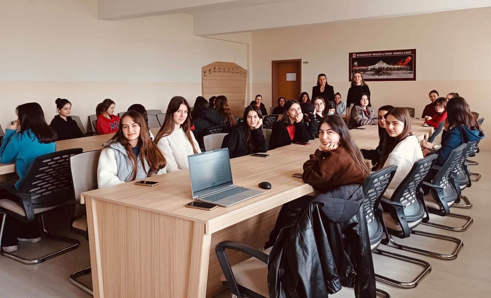 Buharaevler Kız Meslek’te “kariyer” bilgilendirmesi