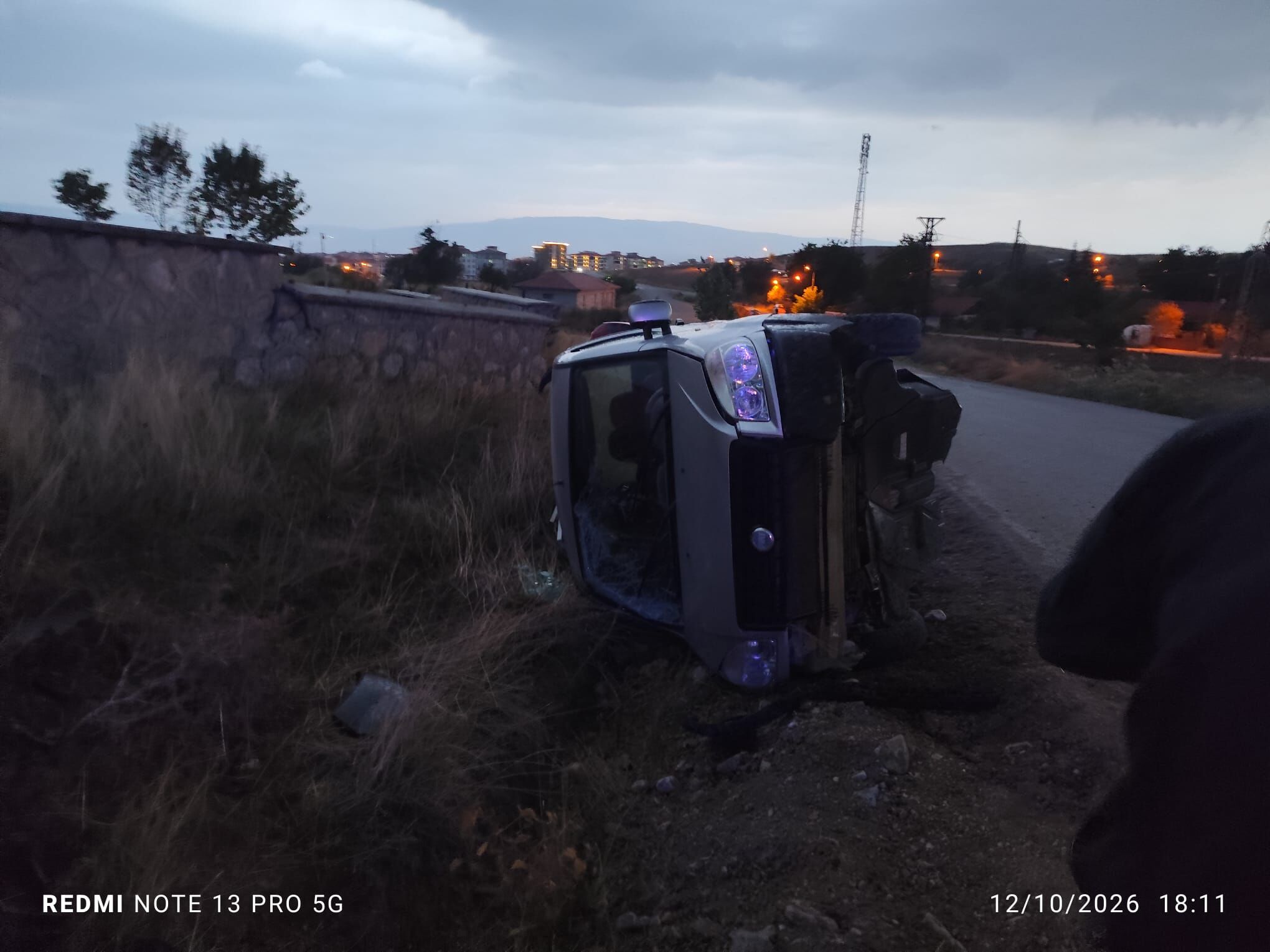 Çorum’da kontrolden çıkan hafif ticari araç devrildi