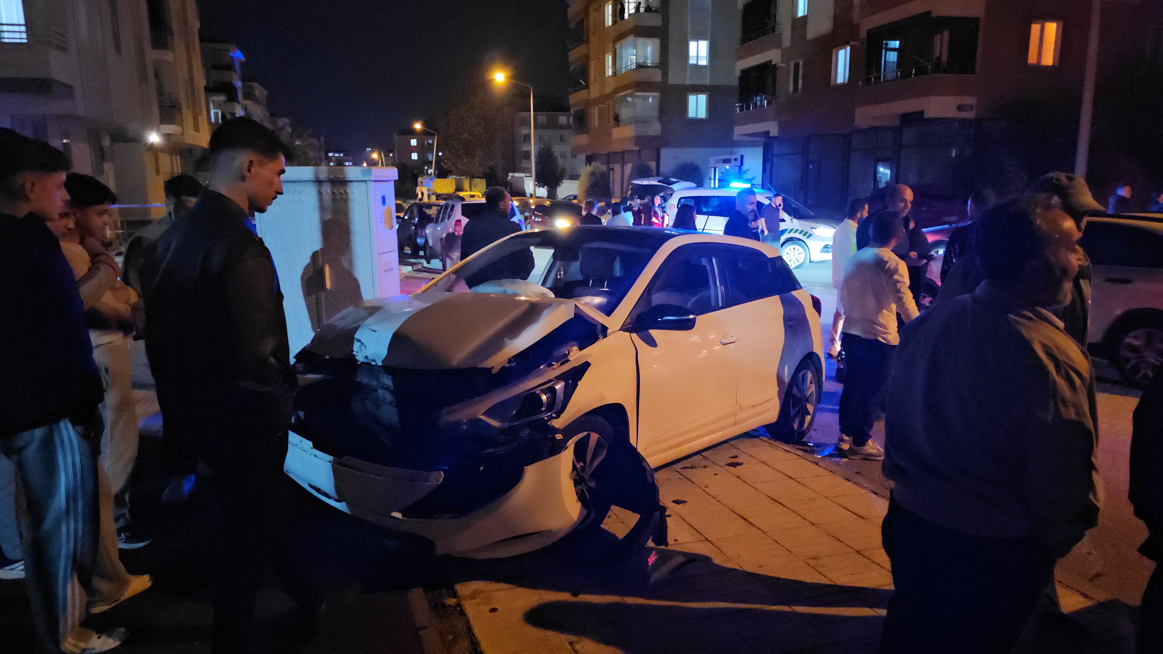 2 otomobilin çarpıştığı kazada 3 kişi yaralandı