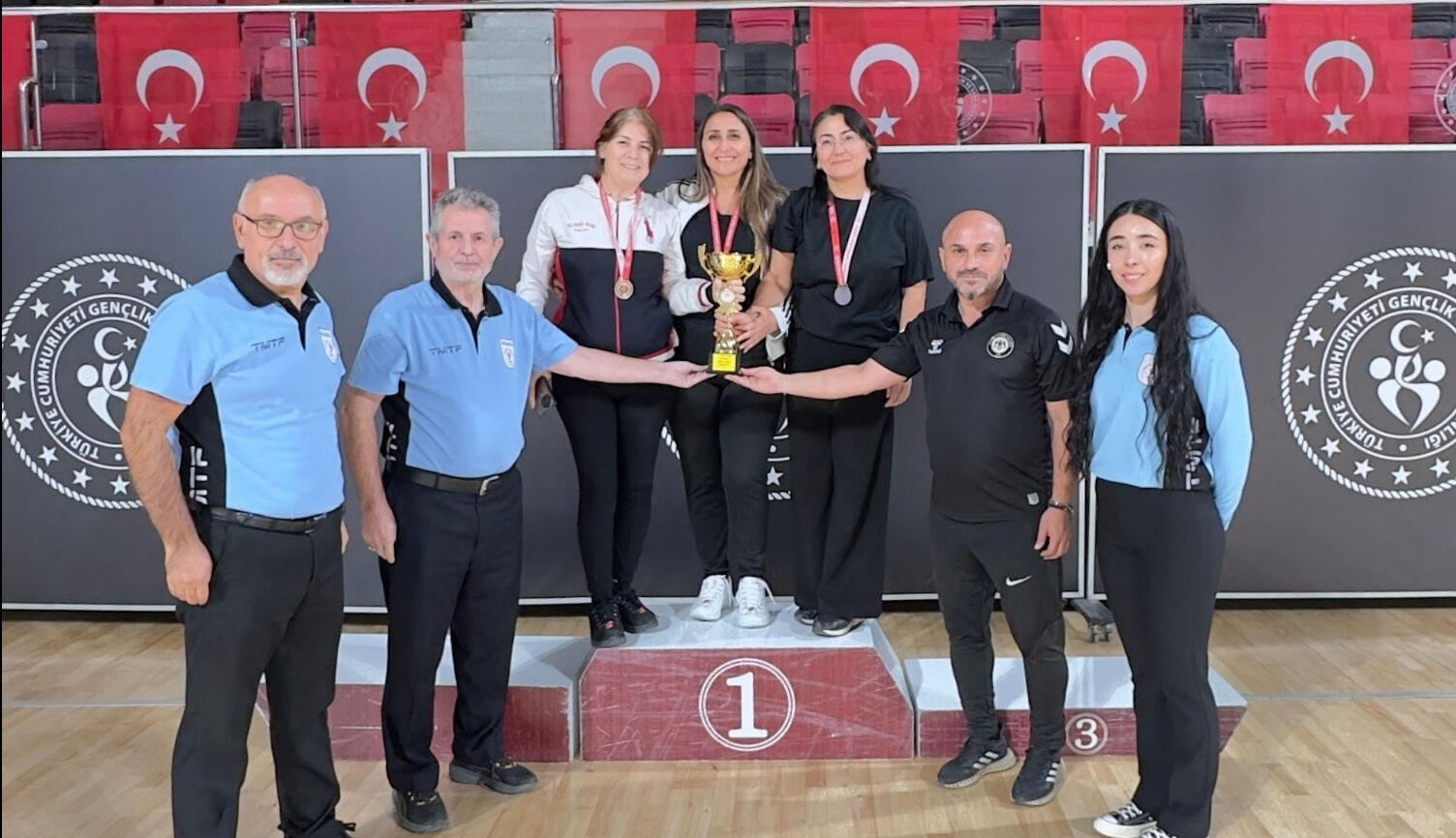 Masa tenisinde kamu spor oyunları heyecanı