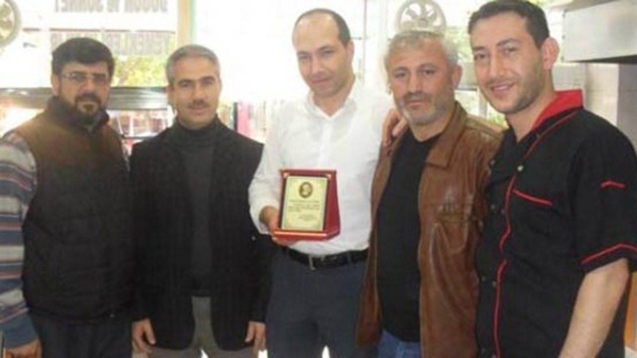 Muhtar Fevzi Şeker’den hayırsever esnafa plaket