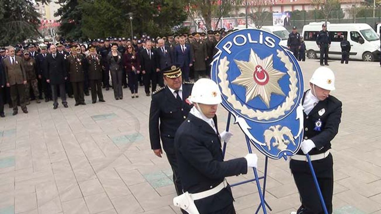 Polisten Anıt’a çelenk
