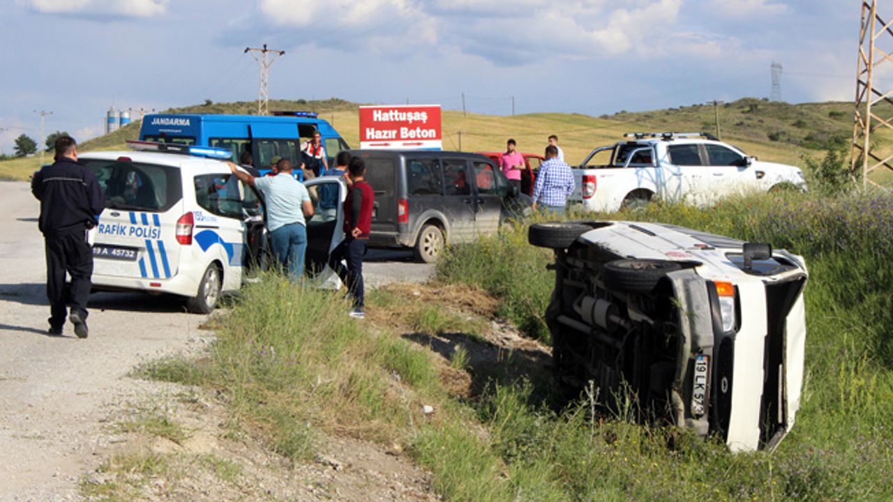Minibüs şarampole devrildi: 3 yaralı