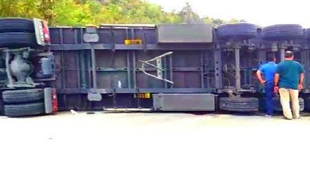 TIR devrildi: 1 yaralı