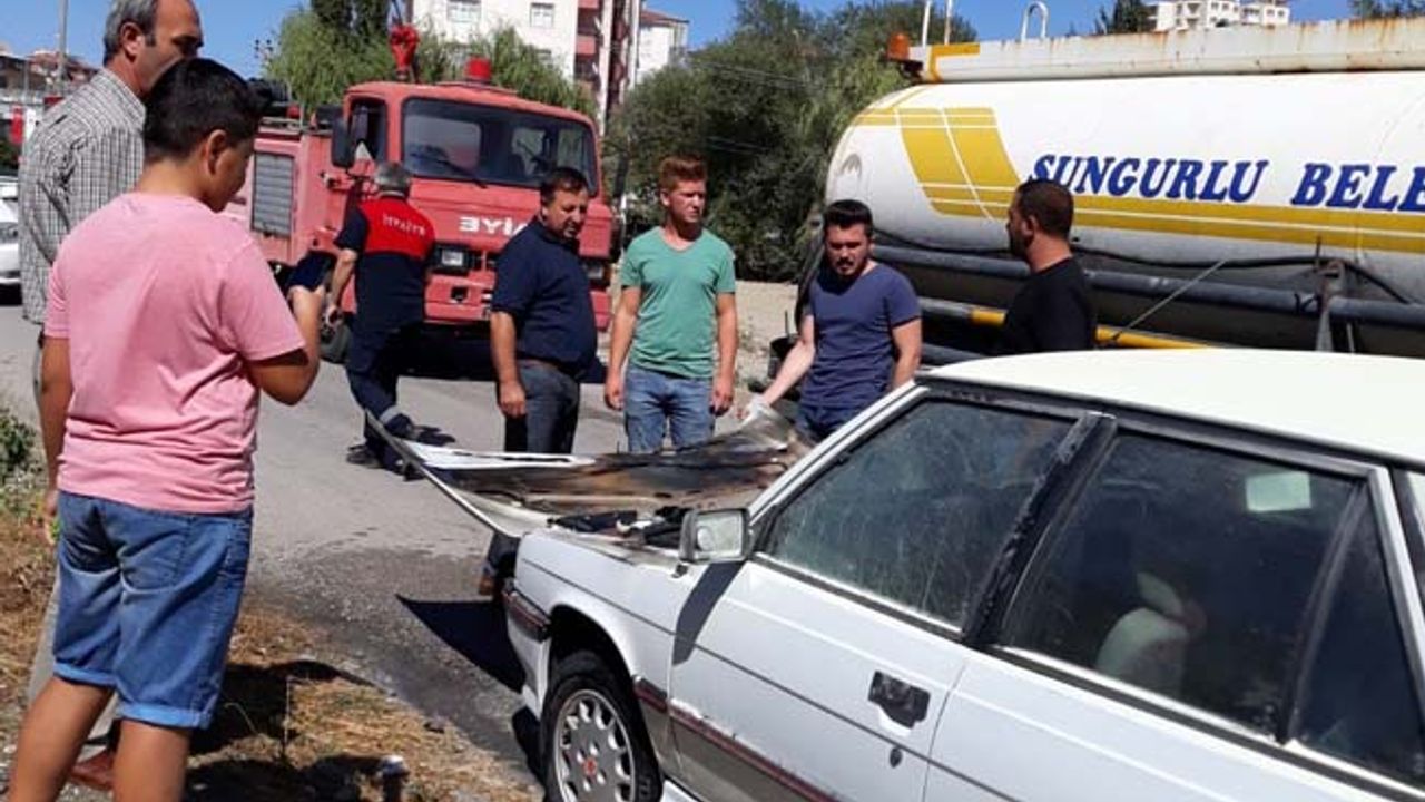 Otomobil alev aldı