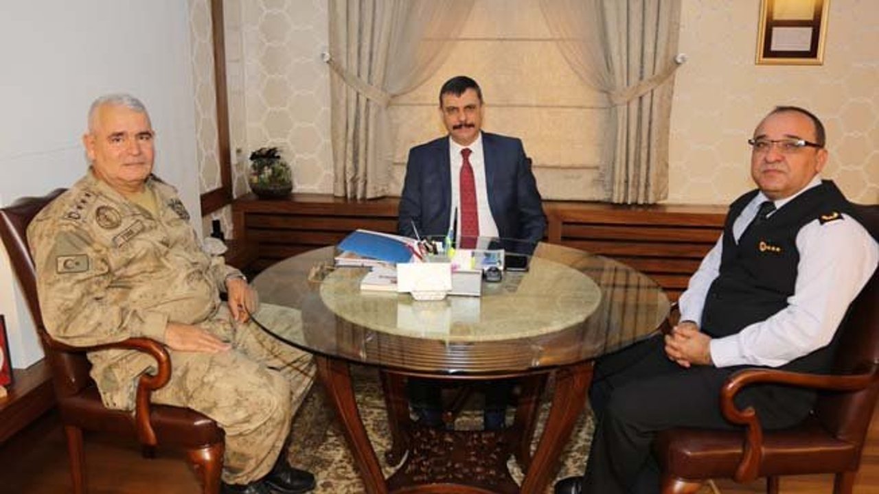 Komutandan Vali Çiftçi’ye kutlama