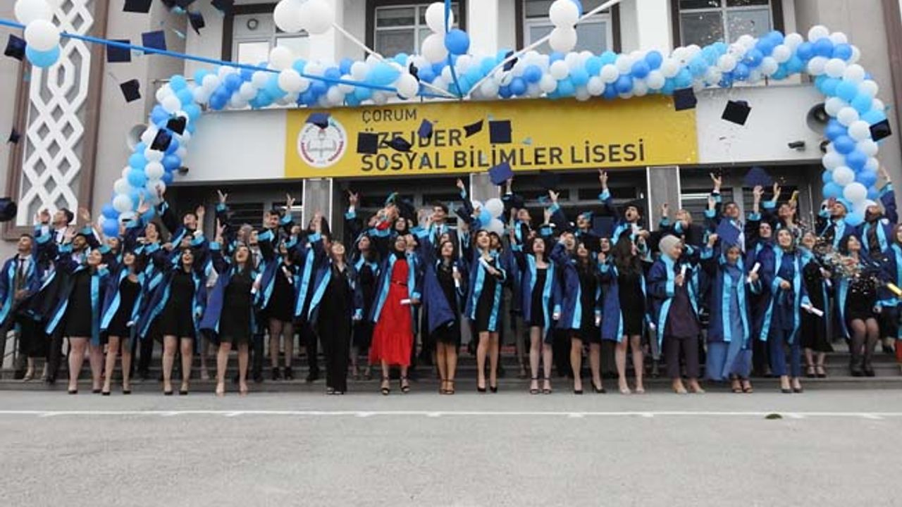 Özejder Sosyal Bilimler Lisesi ilk mezunlarını verdi
