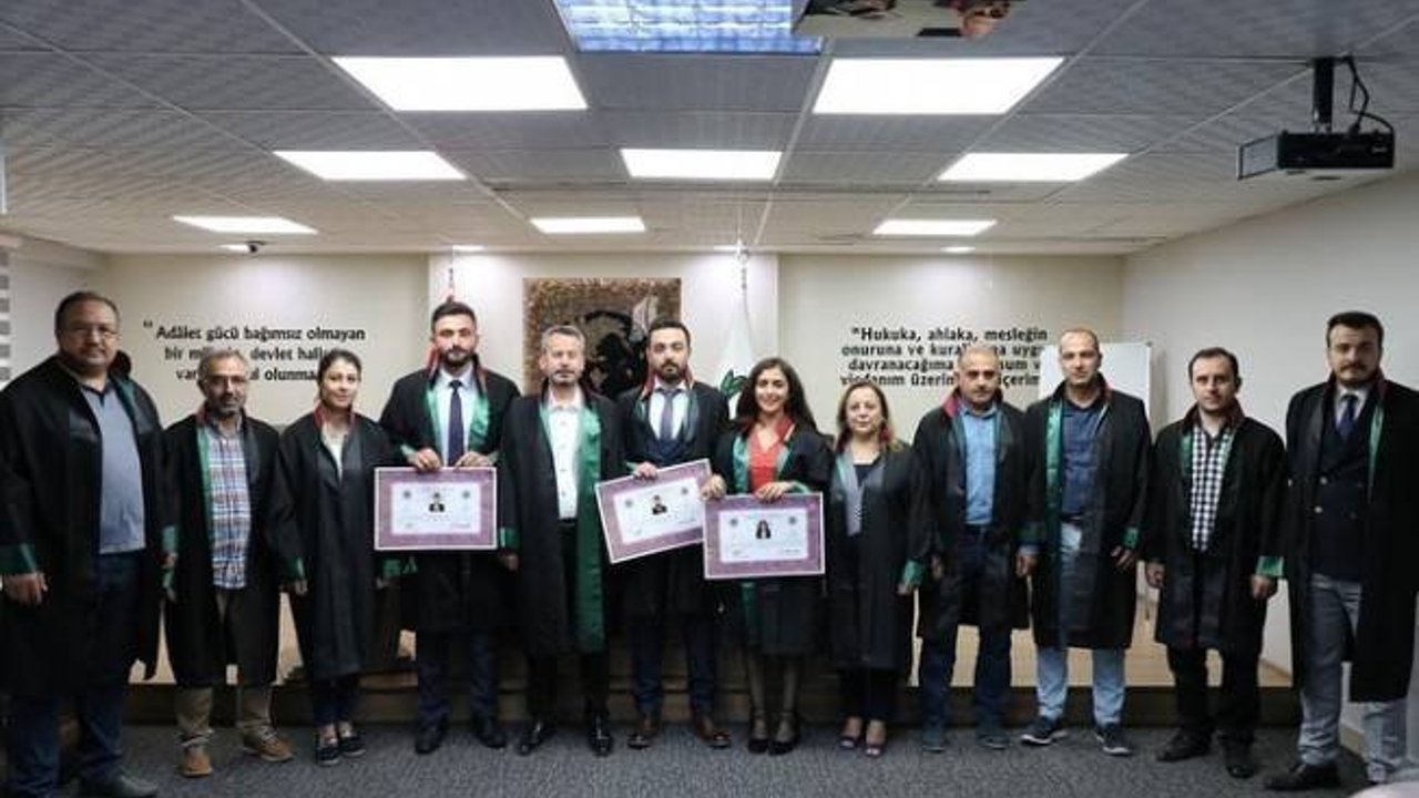 3 avukat cübbe giydi