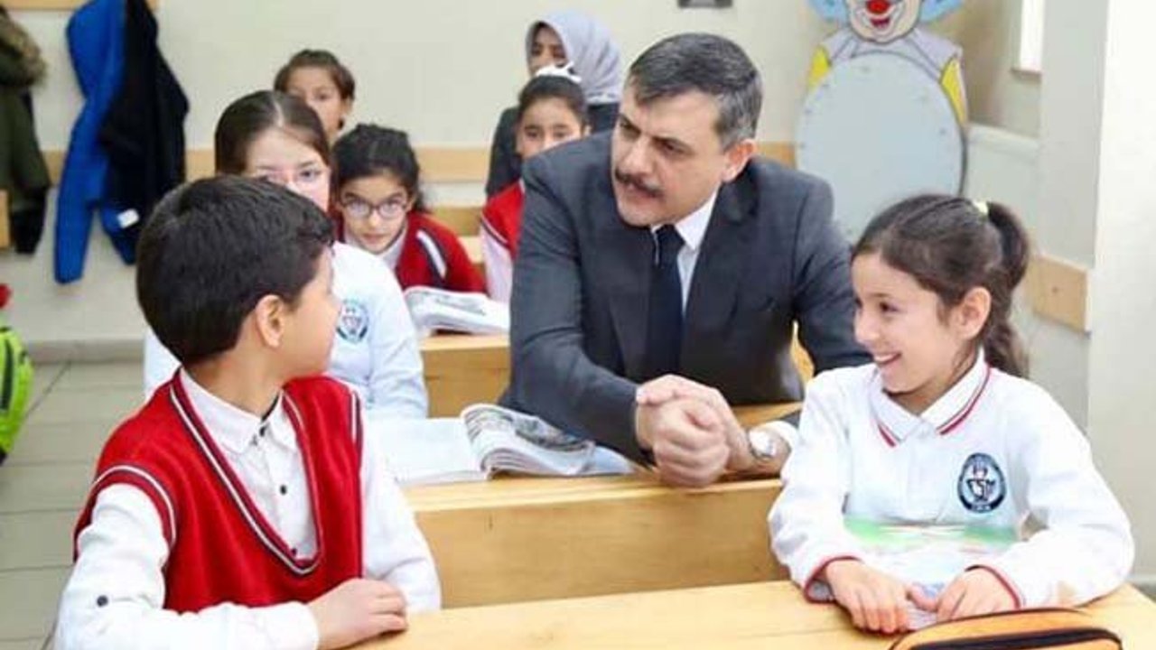 Vali Çiftçi çocukları kırmadı