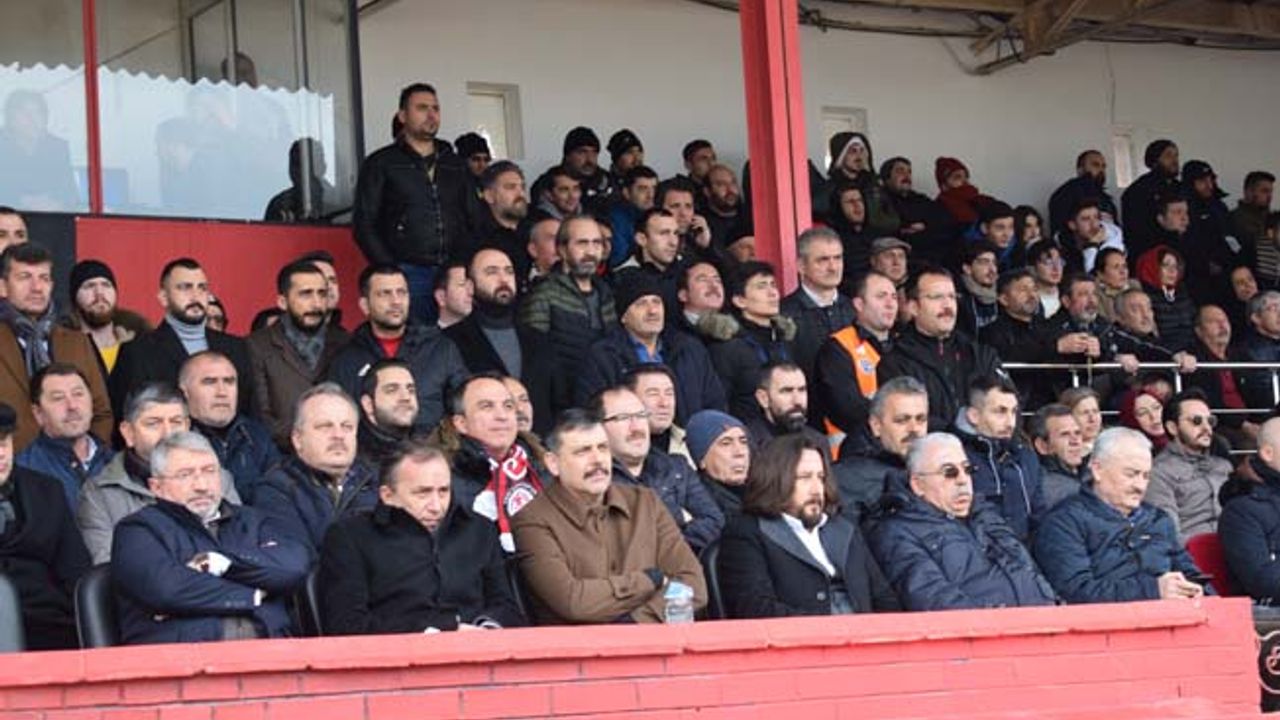 Protokol tribünü doldu