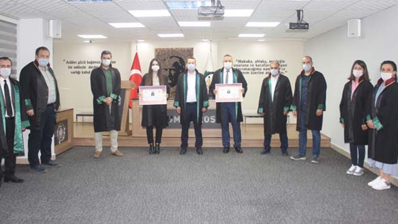 İki avukat cübbe giydi