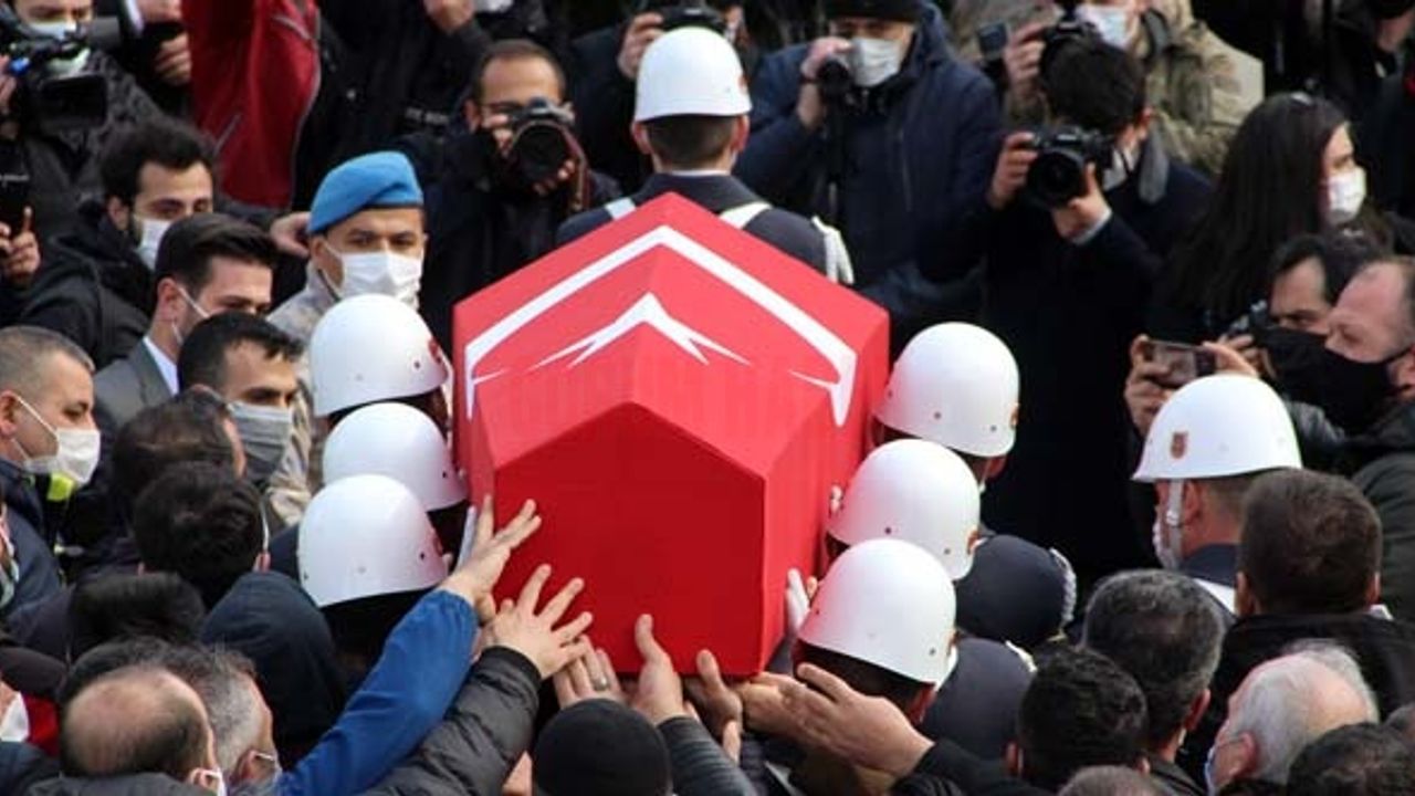 TÜRKİYE ŞEHİTLERİNE AĞLIYOR