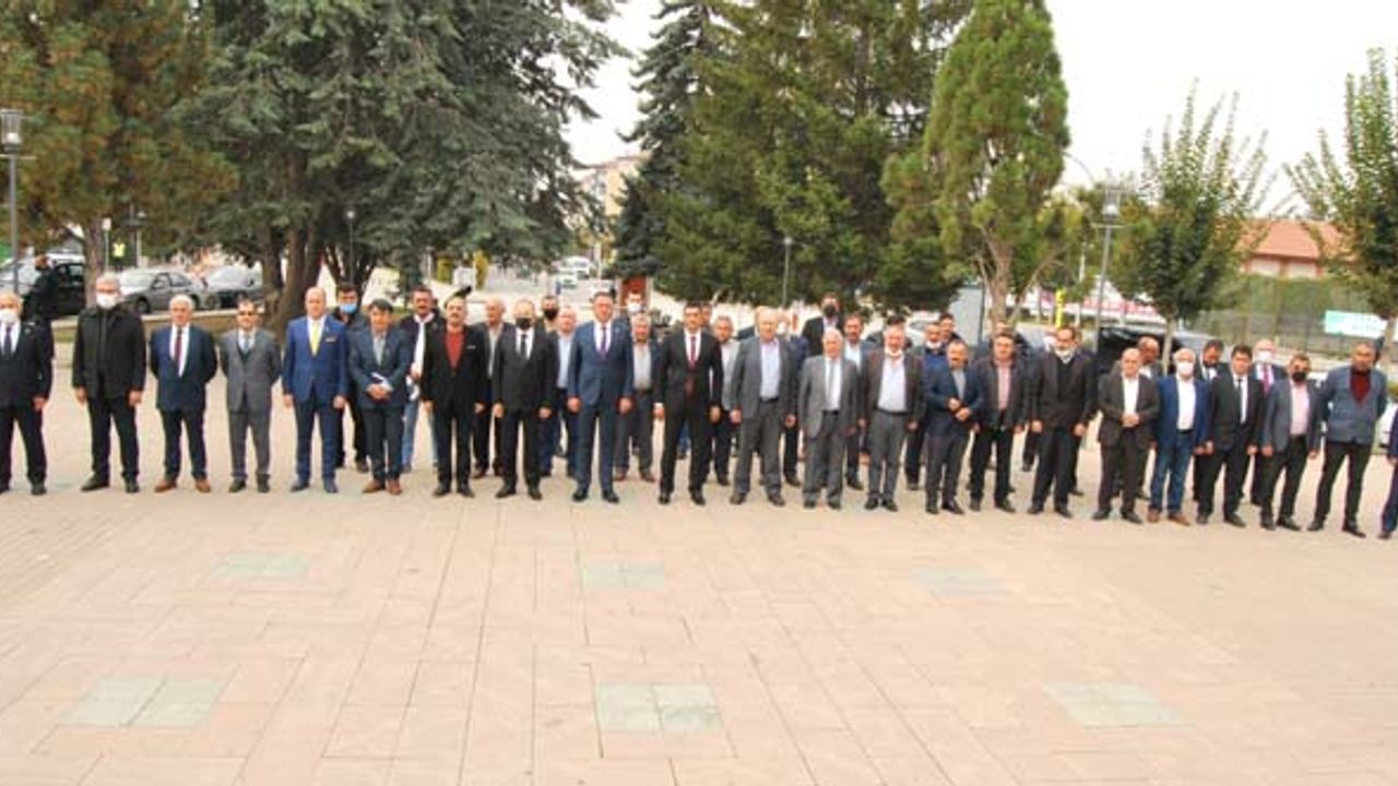 Muhtarlardan Anıt’a çelenk