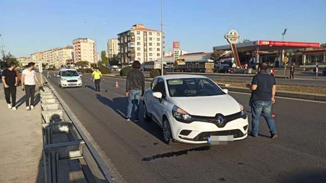 Yolun karşısına geçmeye çalışan çocuğa otomobil çarptı