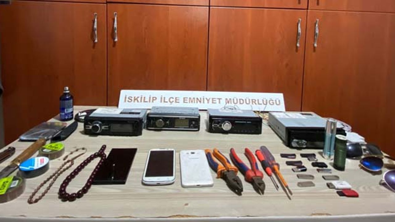 Oto hırsızı polisten kaçamadı