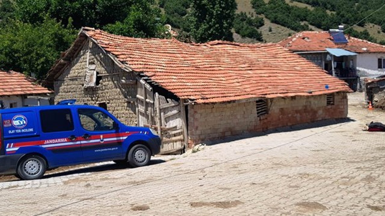 Yaşlı adam sokakta ölü bulundu