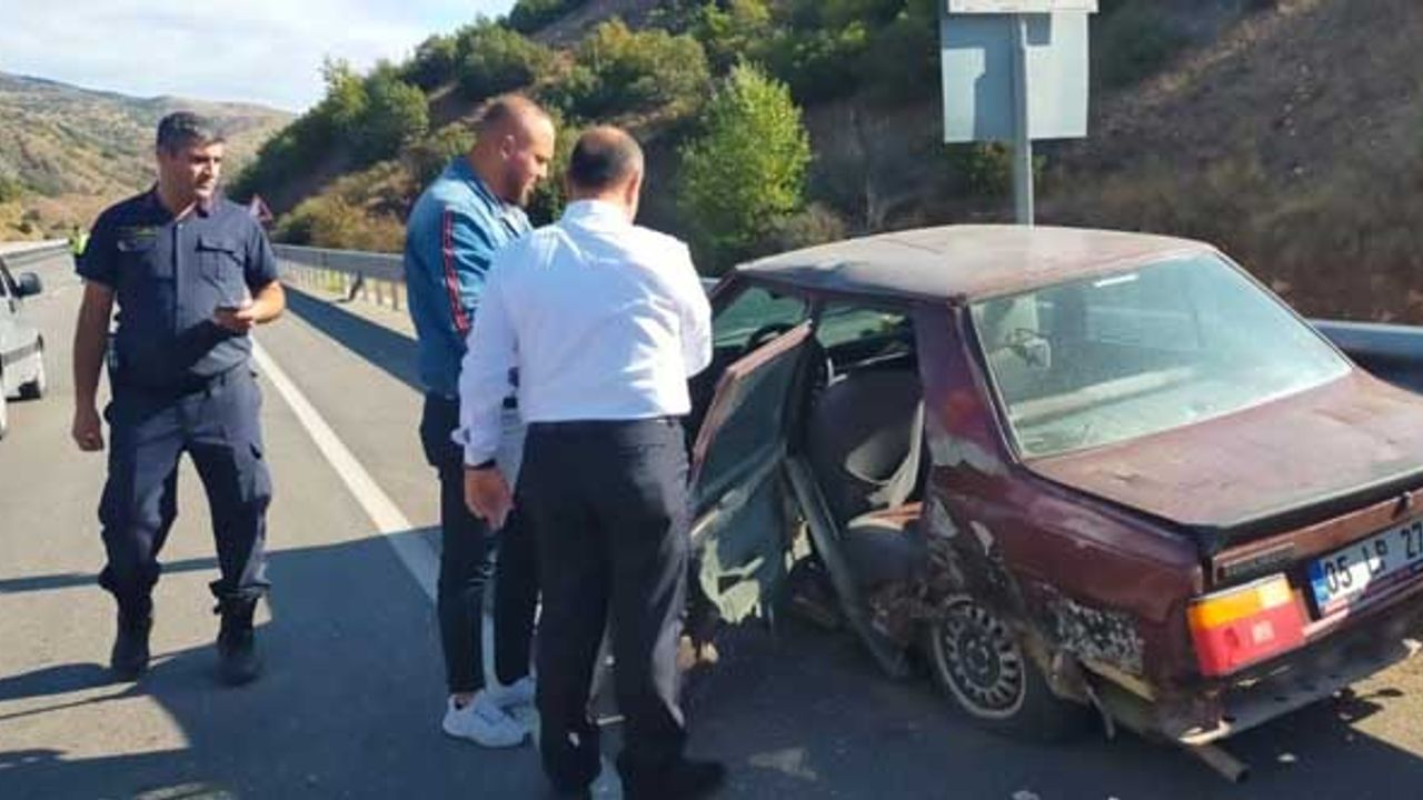 Erol Kavuncu kaza yapan sürücülere yardım etti