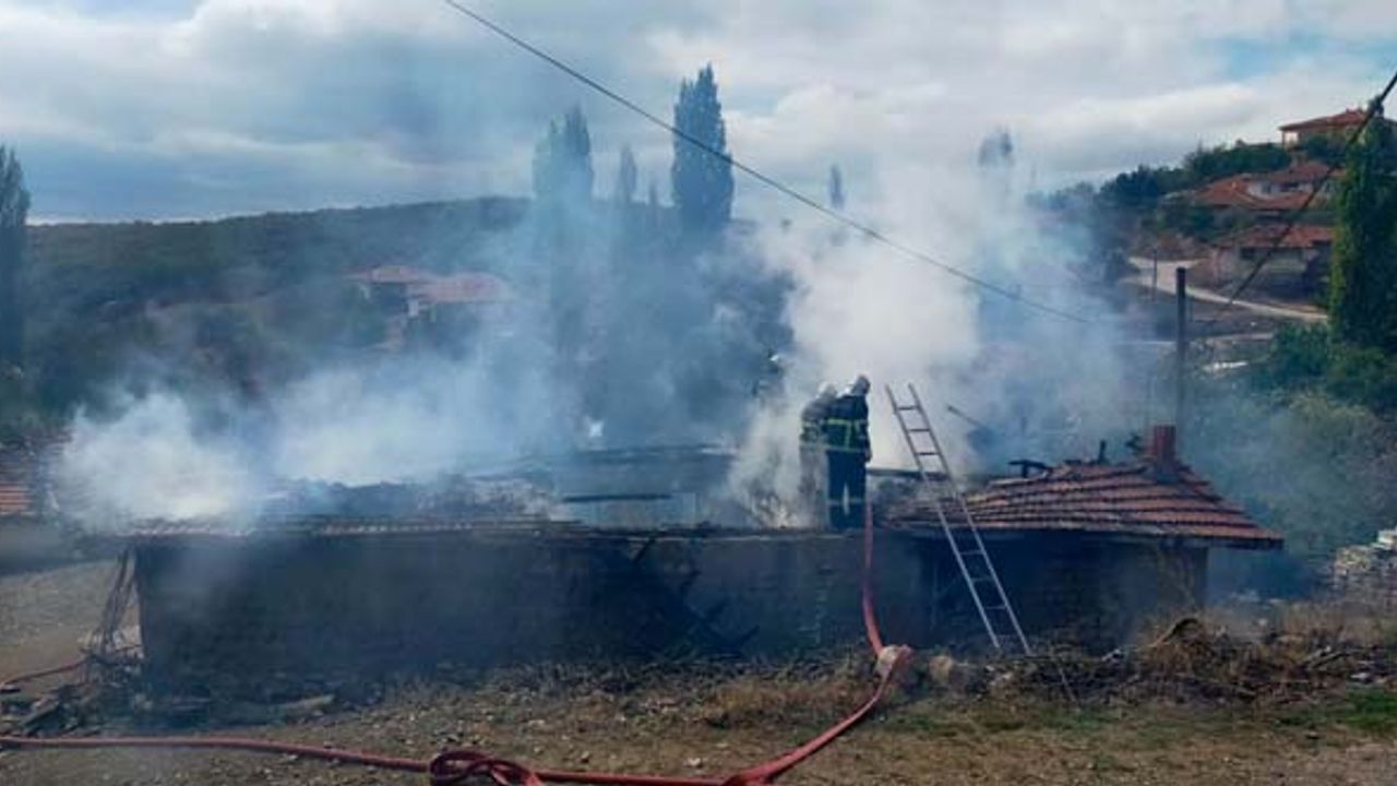 Evi yanan yaşlı kadını köy muhtarı kurtardı