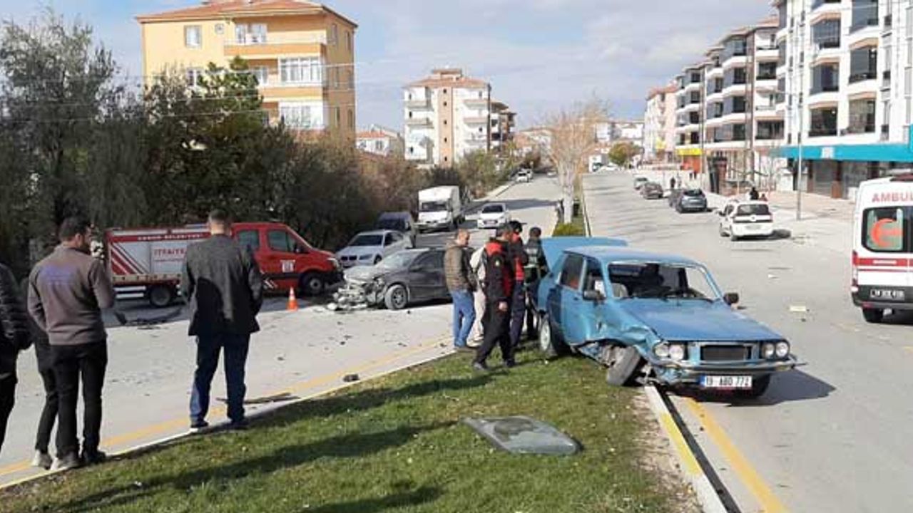 İki otomobilin çarpıştığı kazada 3 kişi yaralandı