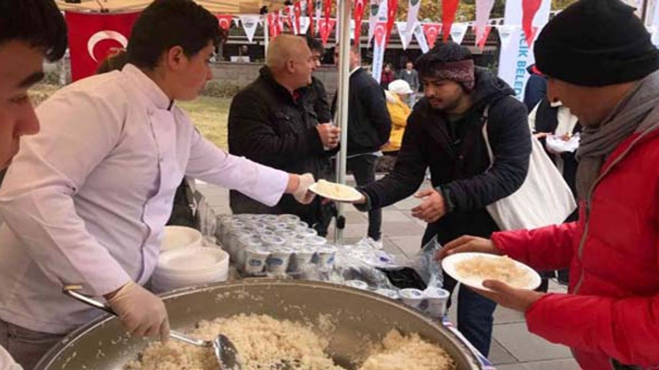Başkent'te pilav yeme günü düzenlendi