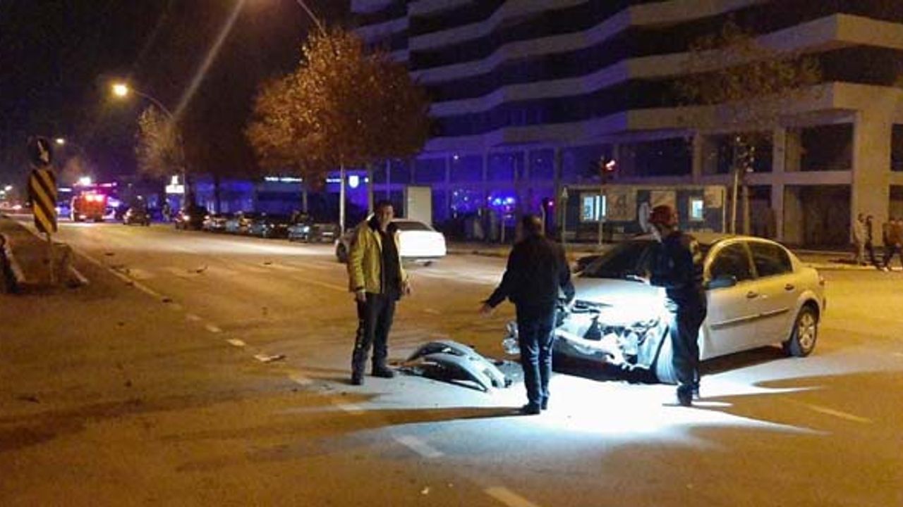 Hafif ticari araç ile otomobil çarpıştı: 4 yaralı