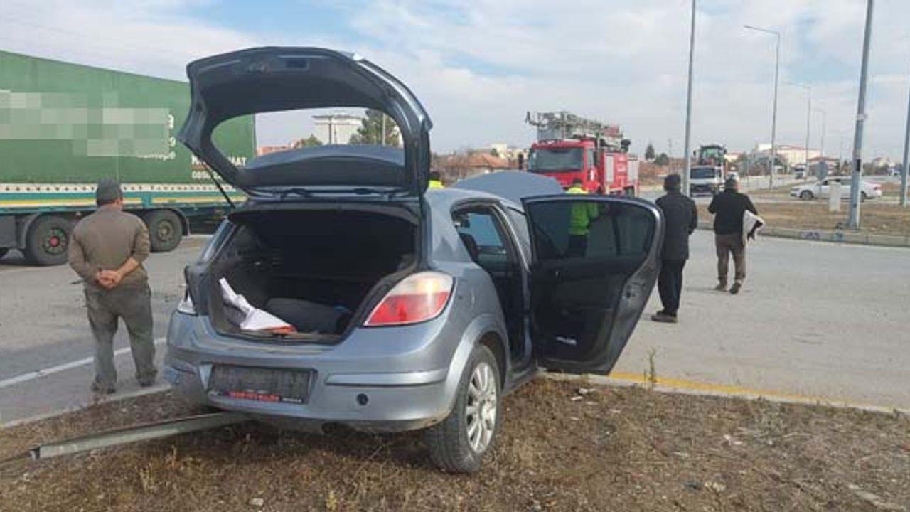 Kavşakta çarpışan pikap ve otomobildeki 4 kişi yaralandı