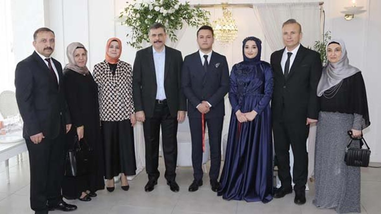 Vali Çiftçi ile eşi Azime Çiftçi nişan yüzüğü taktı