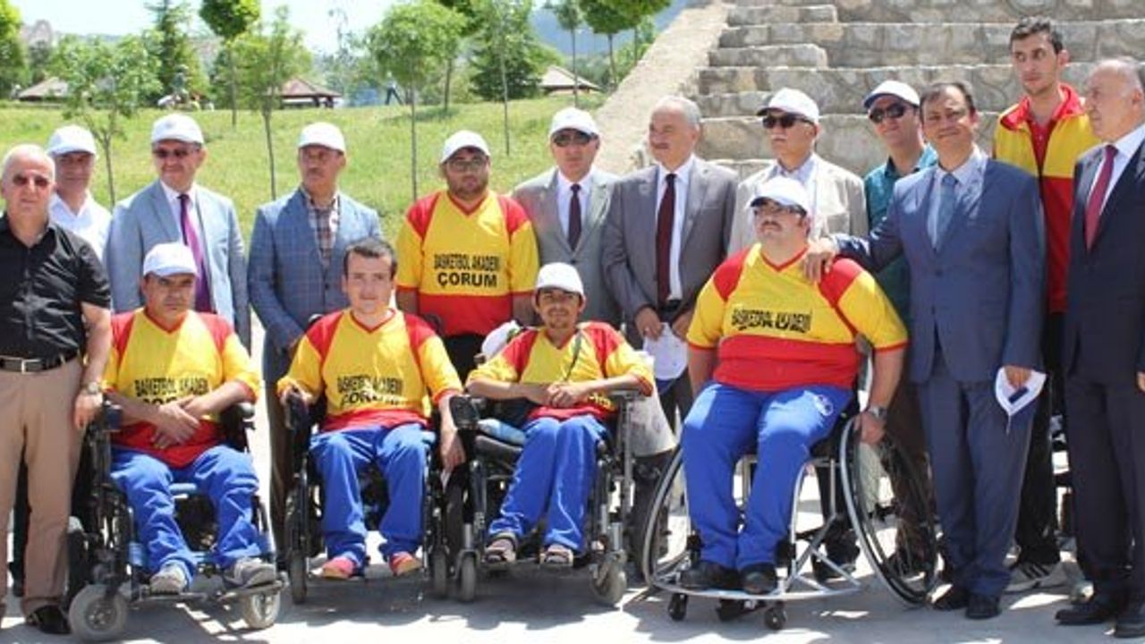 Engelli basketbolculara sporcu sandalyesi desteği