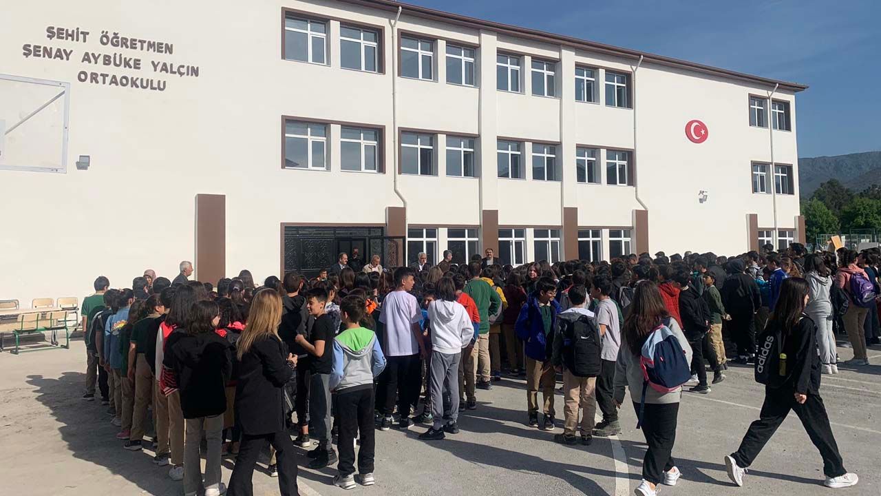 Şehit Öğretmen Şenay Aybüke Yalçın Ortaokulu’nun öğrencileri okullarına geri döndü