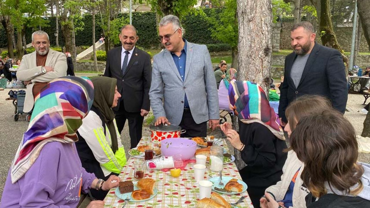 Ahlatcı, Hıdırlık'ta piknik yapan vatandaşlarla bir araya geldi