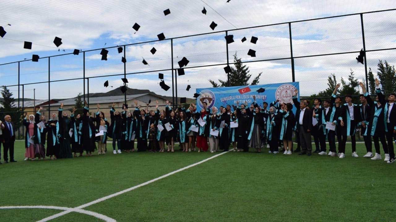 Sungurlu Fen Lisesi'nde mezuniyet sevinci