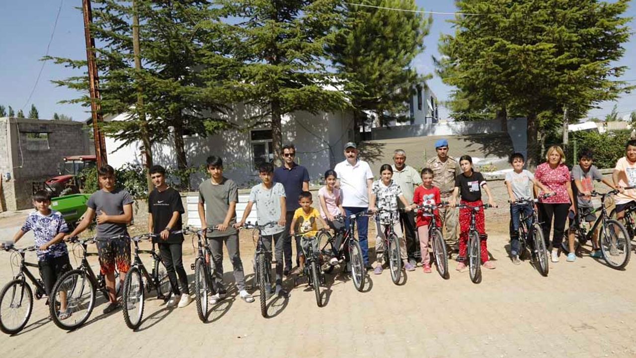 Depremzede çocuklara bisiklet dağıtıldı