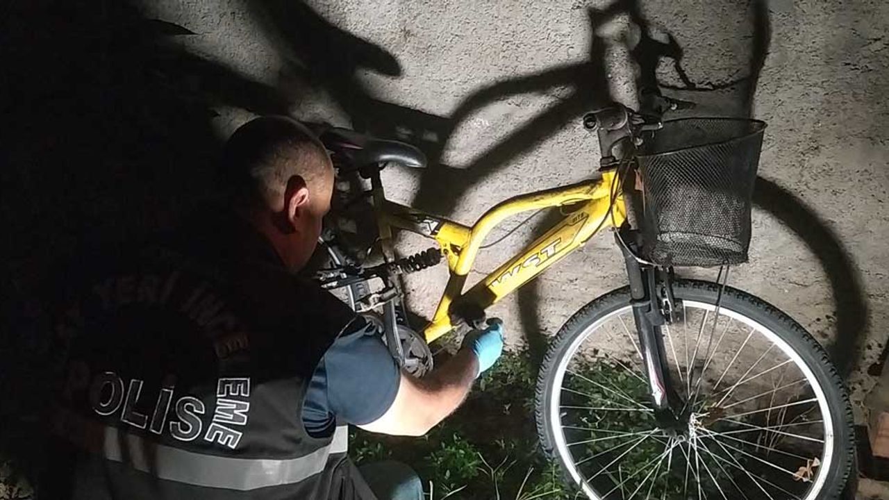 Çalınan bisikleti bulan polis sahibine teslim etti