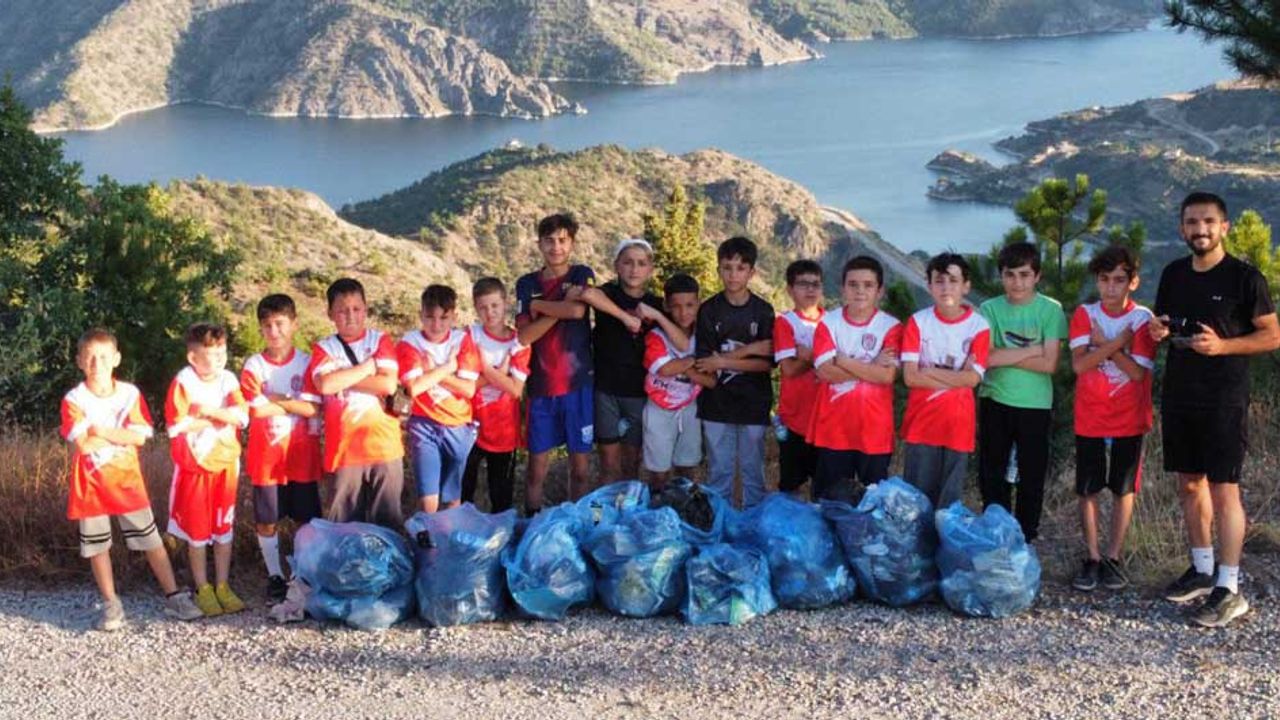 Minik futbolcular ormanda antrenman sonrası çevre temizliği yaptı