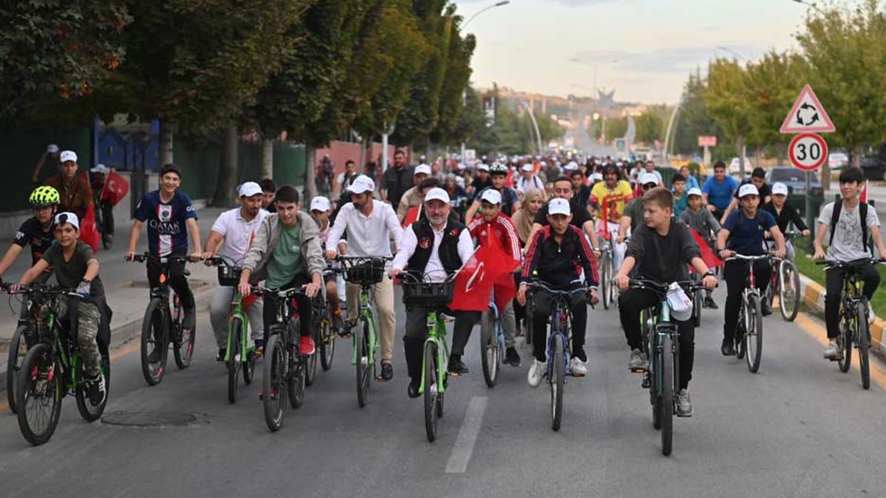 "Bisikletle şehir turu" etkinliğine yoğun katılım