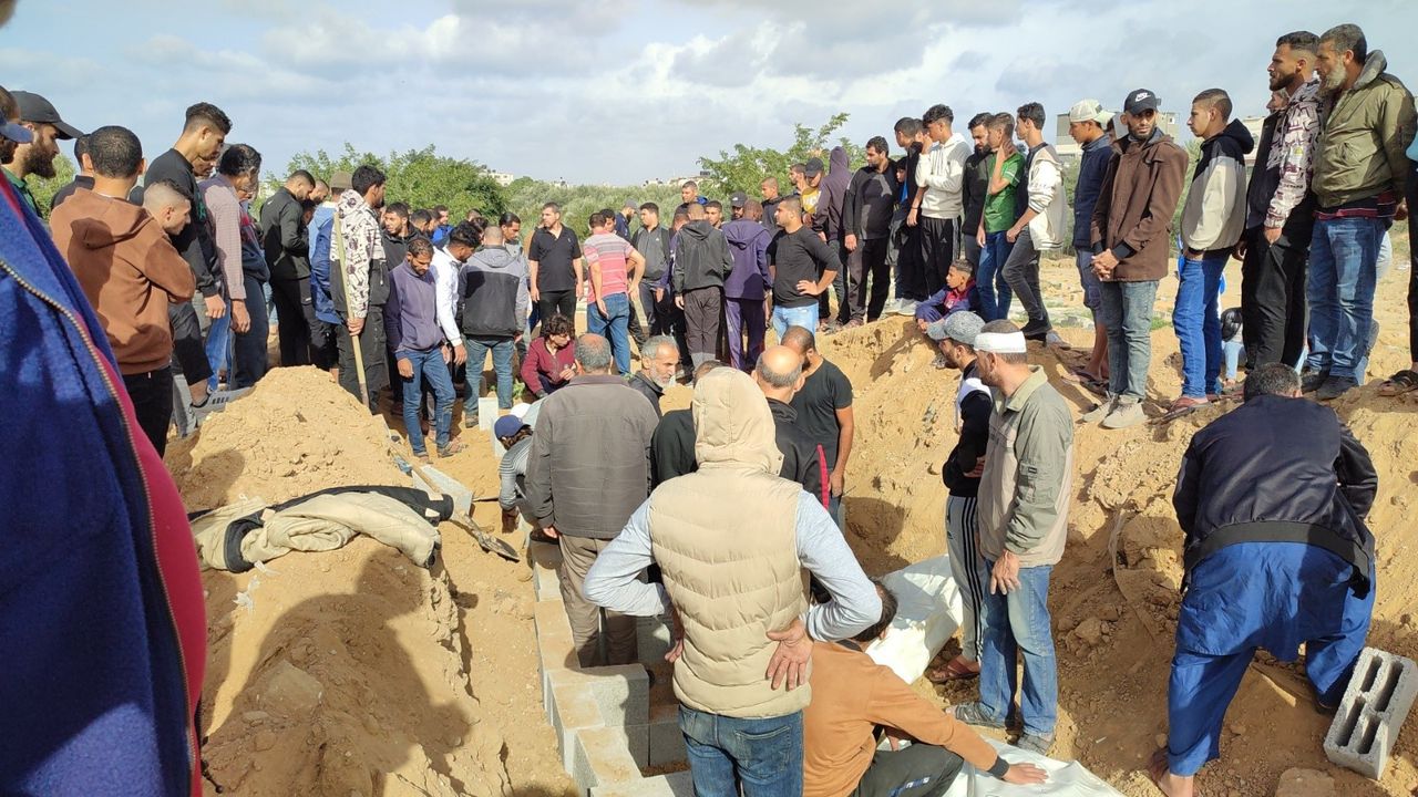 Gazze Şeridi’ndeki saldırılarda hayatlarını  kaybedenler toplu mezarlara defnedildi