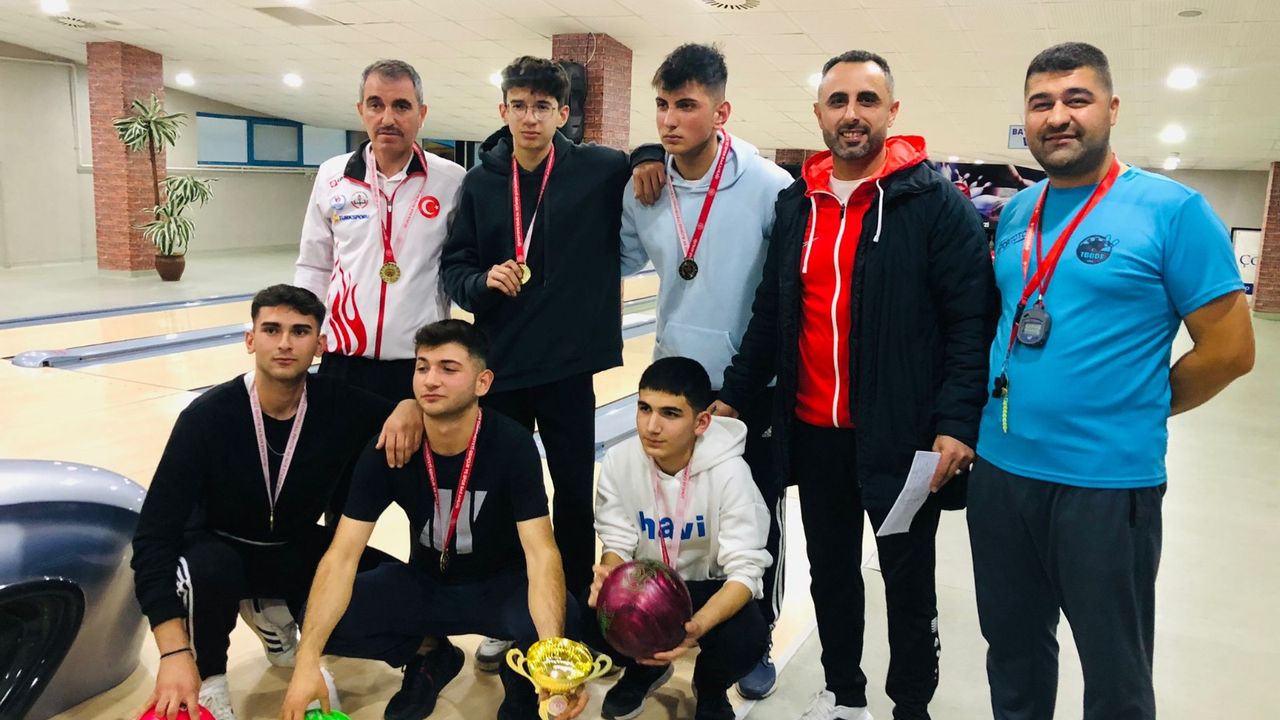 Genç erkeklerde bowlingin şampiyonu Mehmetçik Lisesi