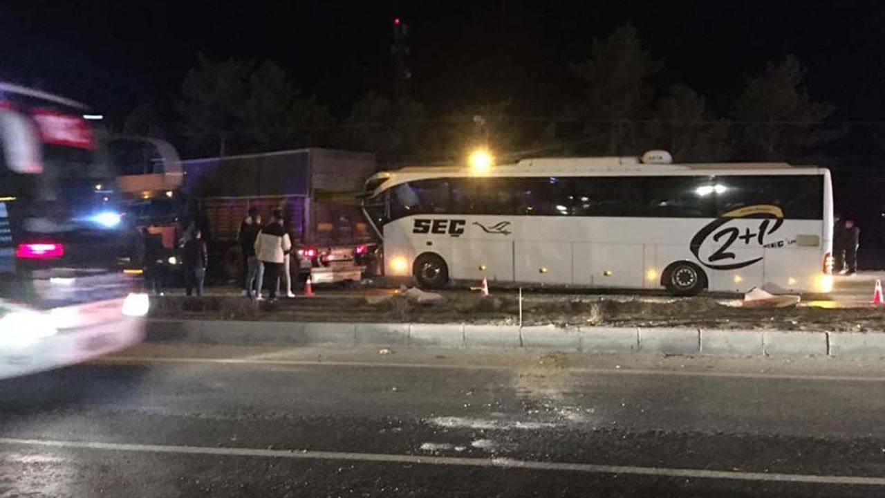 Yolcu otobüsü  TIR’a çarptı: 11 yaralı